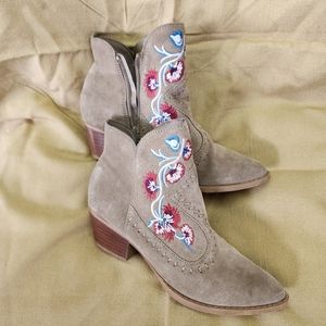 Embroidered booties 5.5